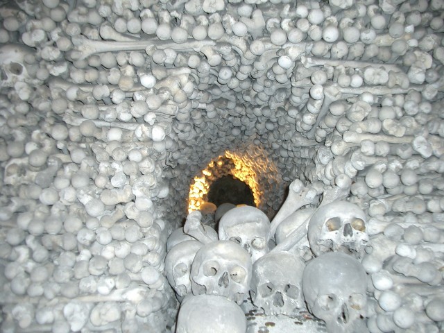 墓地教会(納骨礼拝堂) たくさんの人々の骨