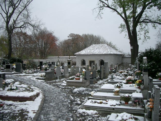 墓地教会(納骨礼拝堂) 墓地