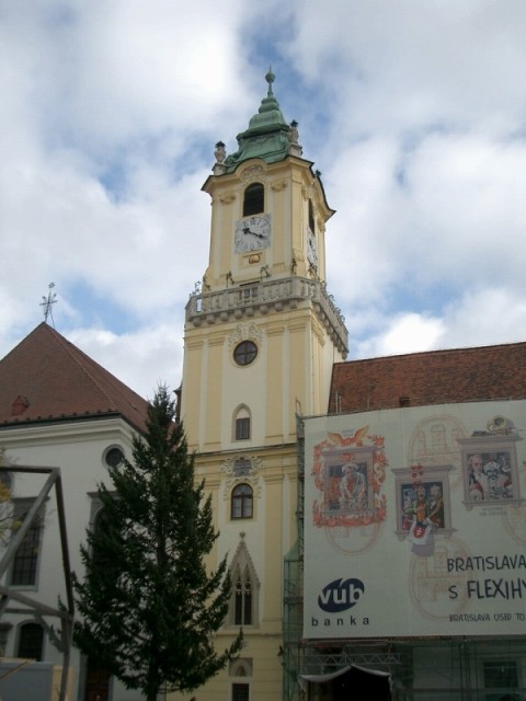 フラヴネー広場にある旧市庁舎の時計台