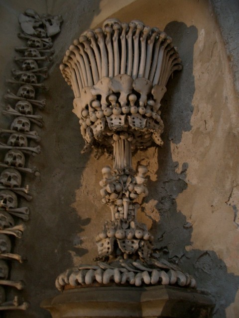 墓地教会(納骨礼拝堂) 骨でできた杯