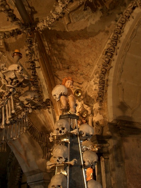墓地教会(納骨礼拝堂) 骸骨を抱えた天使
